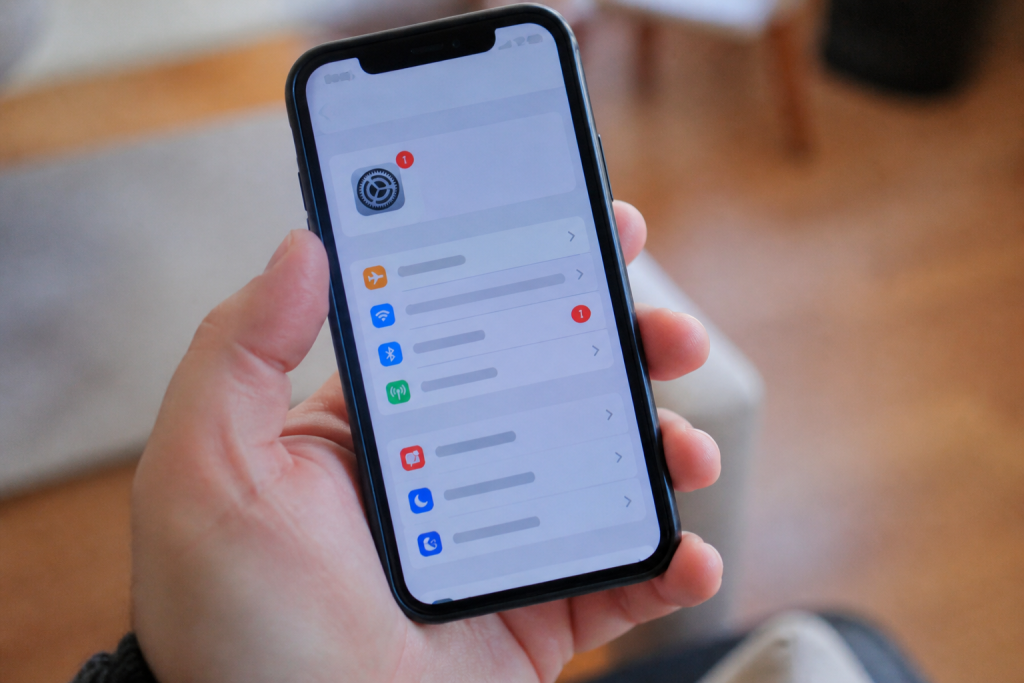 Smartphone affichant parametres systeme avec notification installation maj disponible