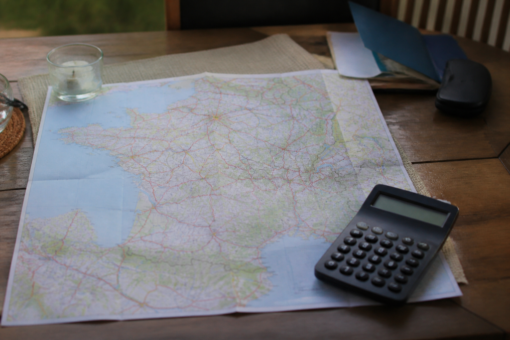 Carte de France posee sur une table avec calculatrice