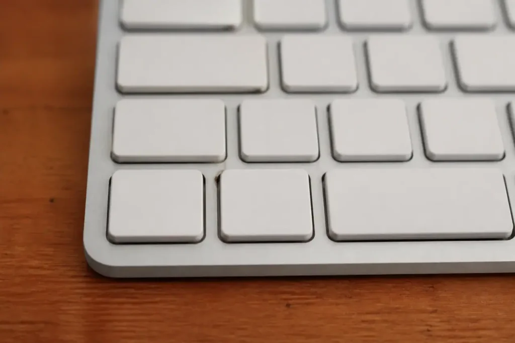 Clavier blanc avec touches Ctrl C et Ctrl V