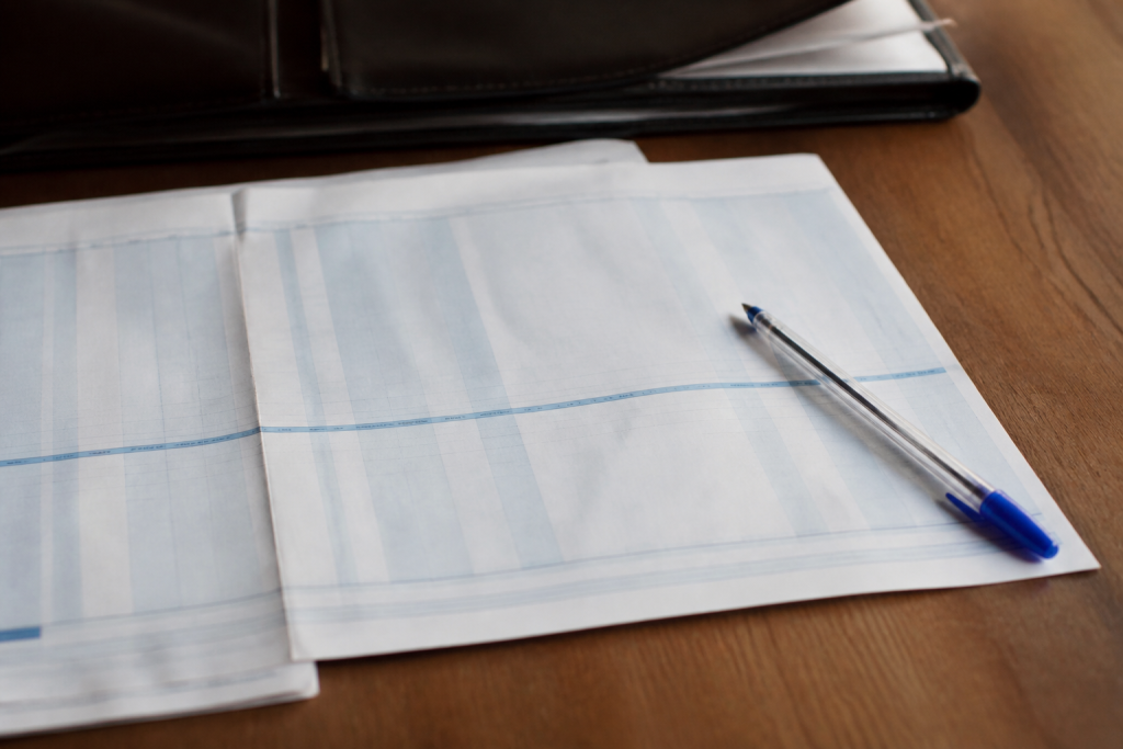 Fiche de paie et stylo bleu sur bureau