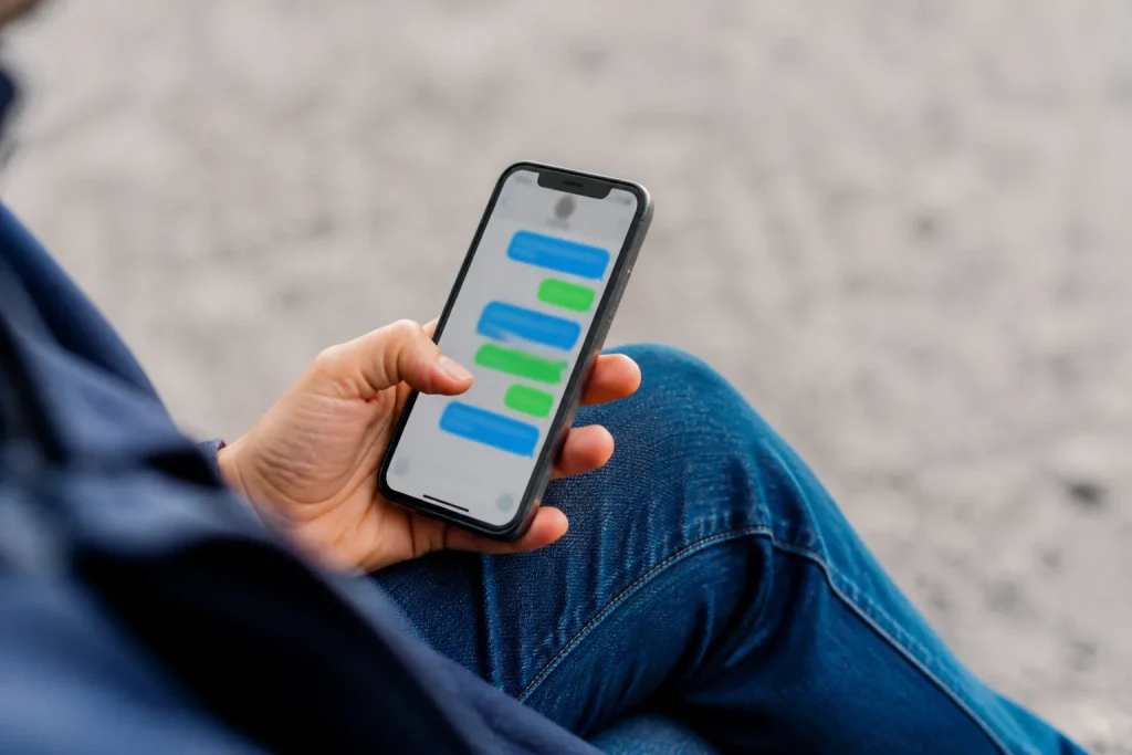 iPhone affiche conversation avec bulles bleues et vertes