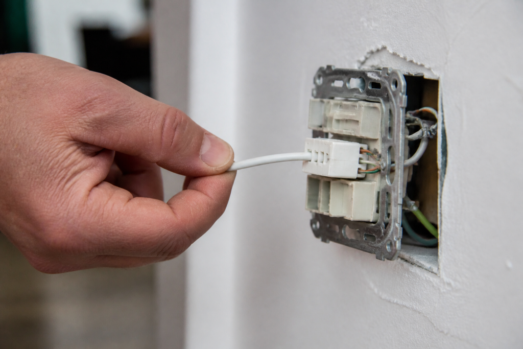 Main retirant un cable blanc du connecteur