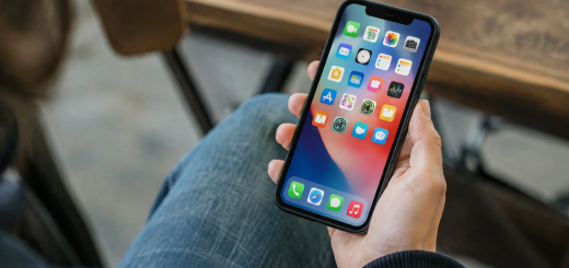 Main tenant un smartphone affichant une grille d'icones colorees
