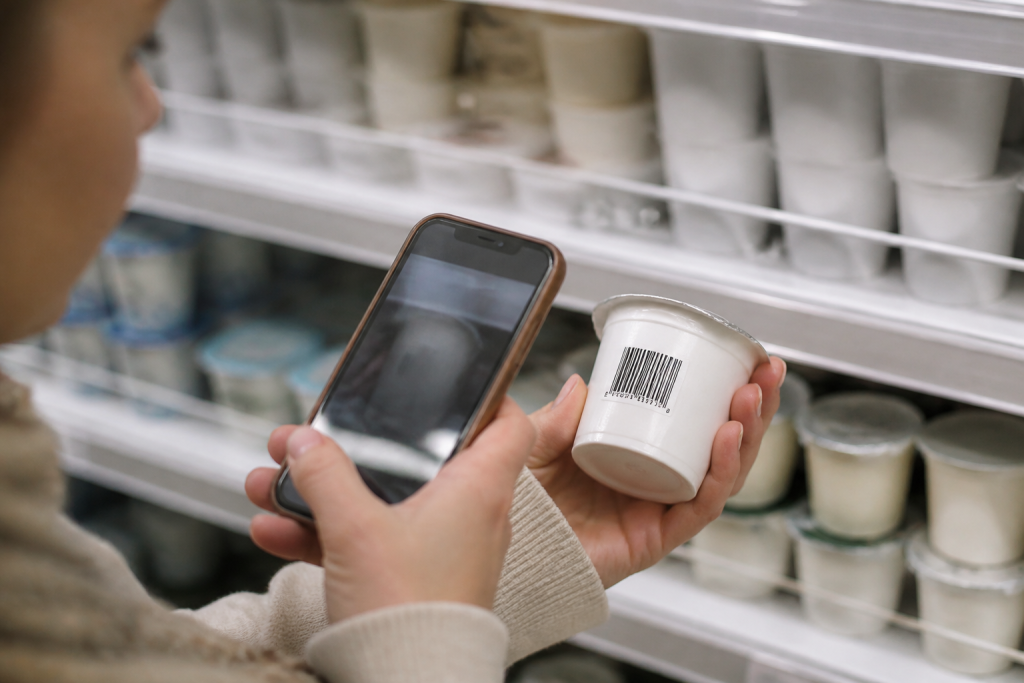 Smartphone scannant un code-barres sur un yaourt