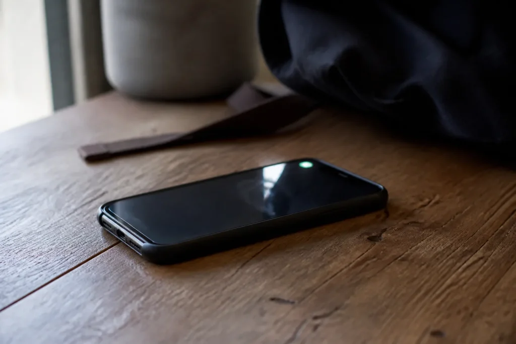 Smartphone pose sur table avec notification de message