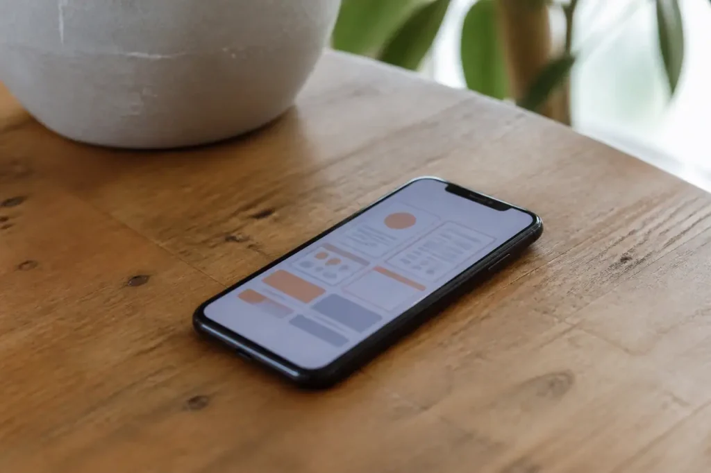 Smartphone pose sur une table affichant un prototype d'application