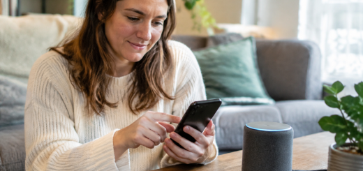 Utilisateur consultant smartphone pour configurer enceinte connectee